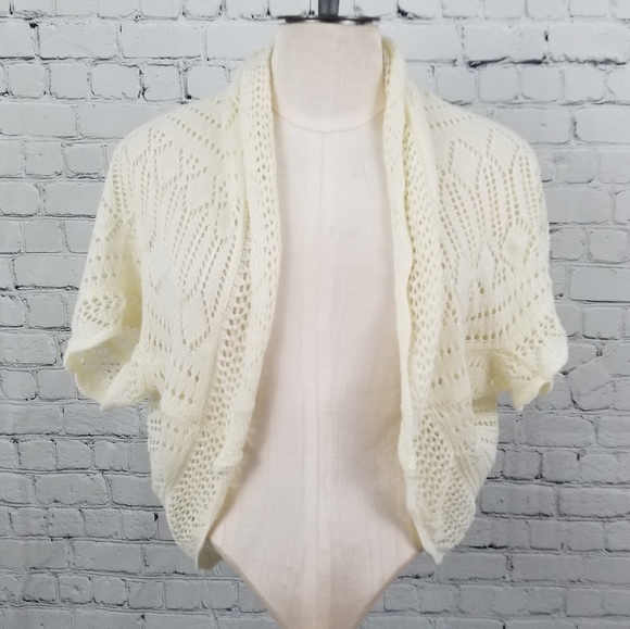 Sweaters - 💎 Cream crocheted shrug